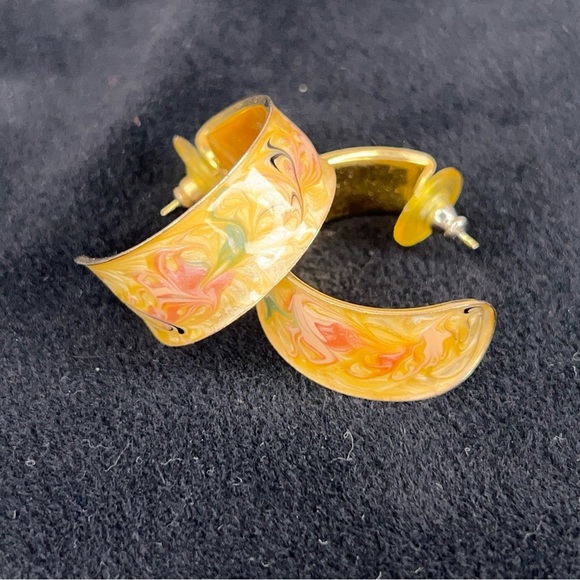 Vintage Painted Enamel Gold Hoop Earrings Post Back Retro Scroll Swirl Design - Picture 2 of 10